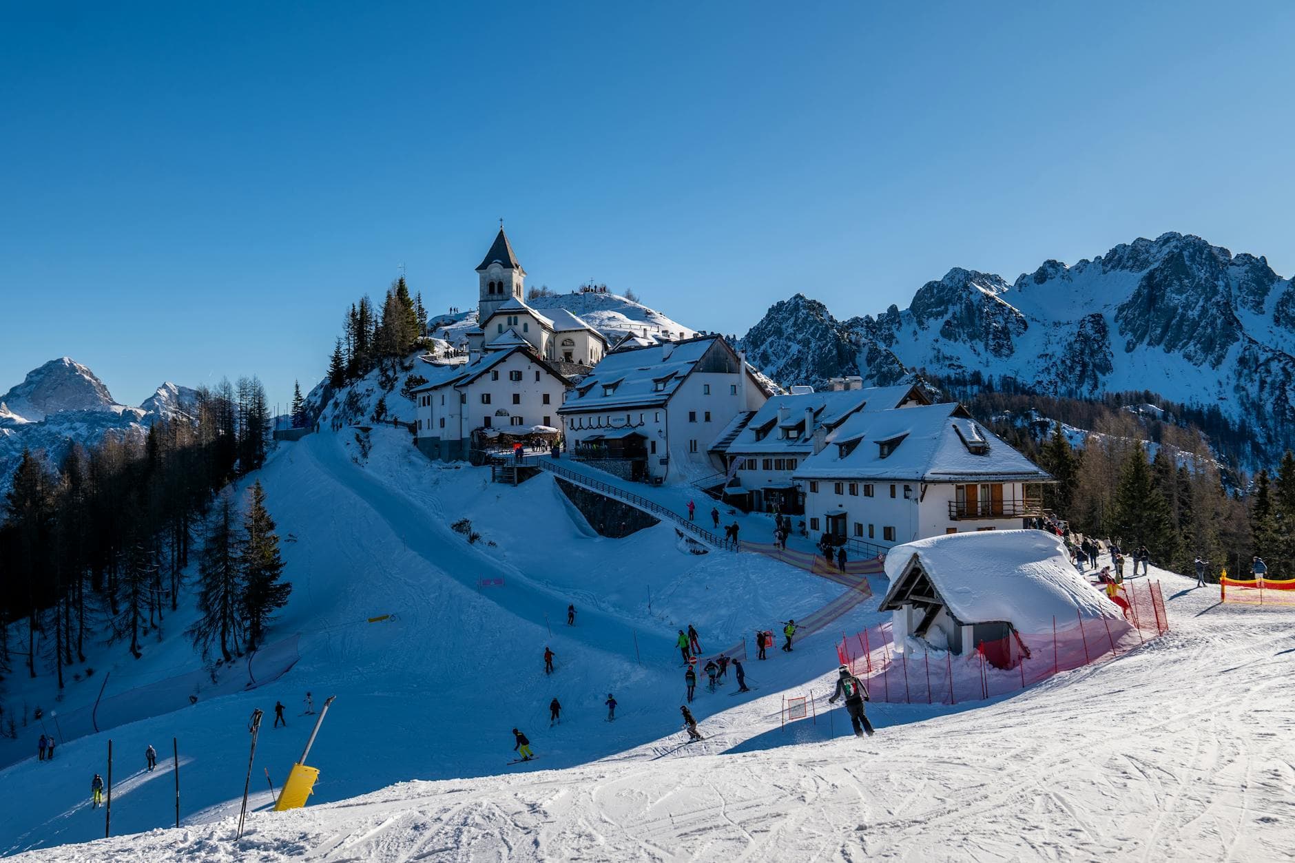 Best Ski Resorts for Group Ski Holidays - Deals and Planning Tips