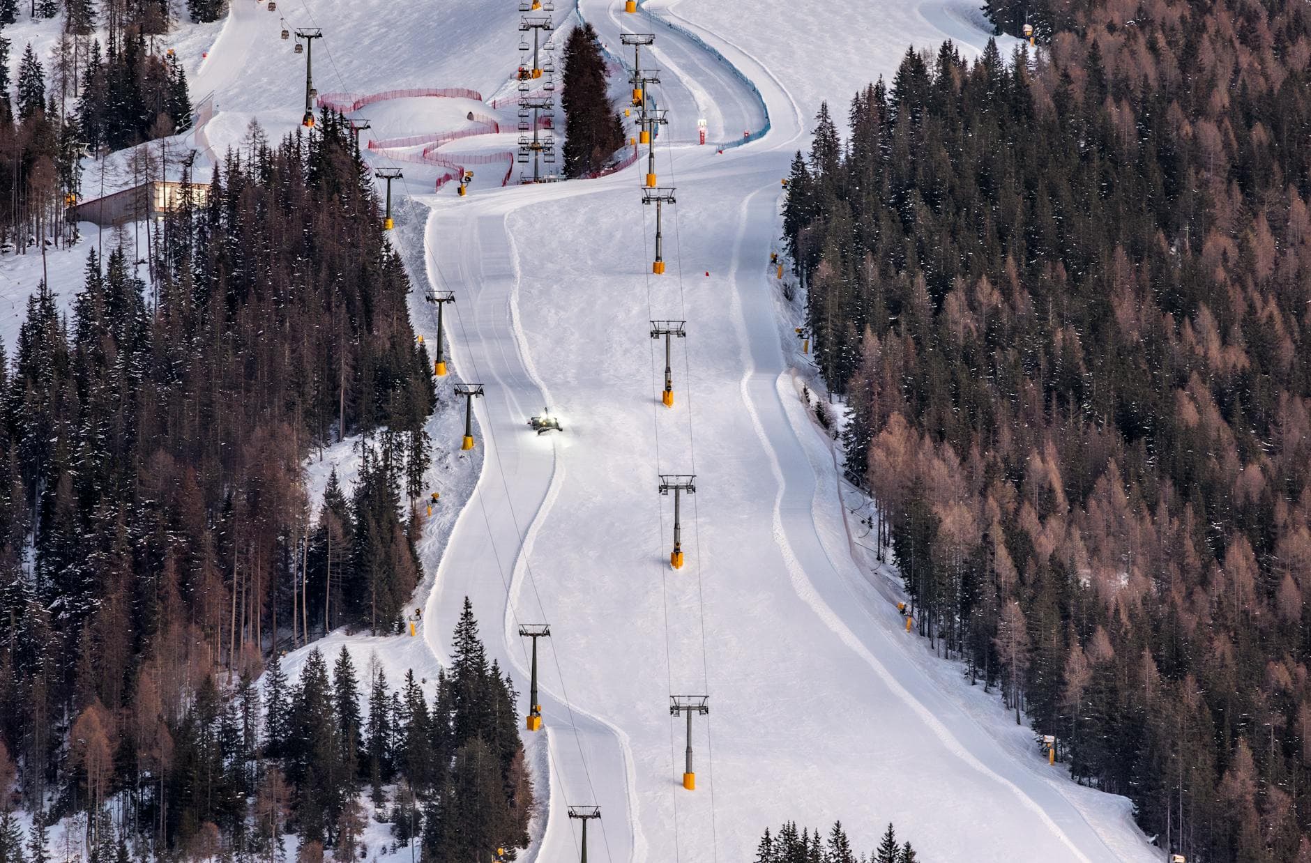 Val d’Isere Skiing Guide - The Complete Handbook of Slopes, Lifts and Tips
